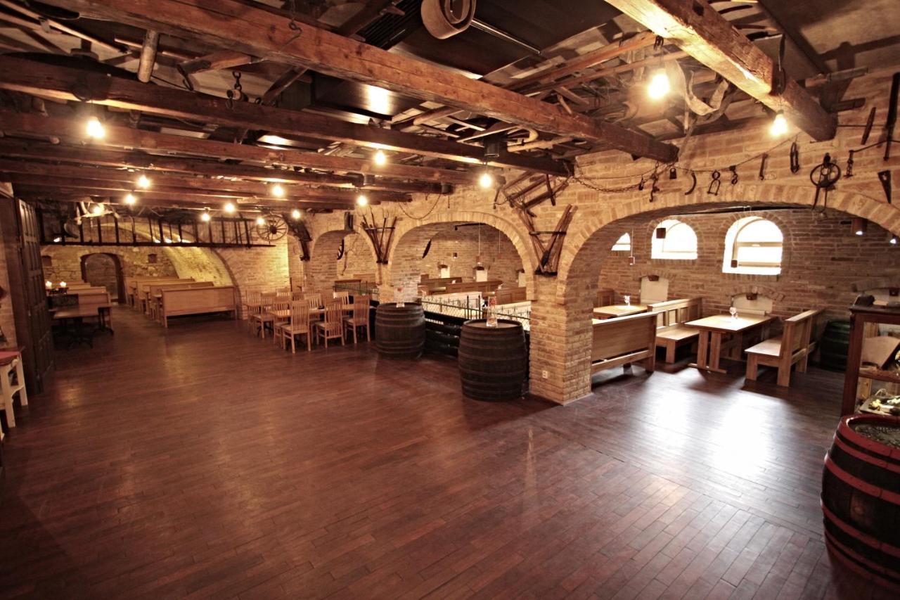 Hotel Vinar - Bed & Breakfast Kurdějov Dış mekan fotoğraf