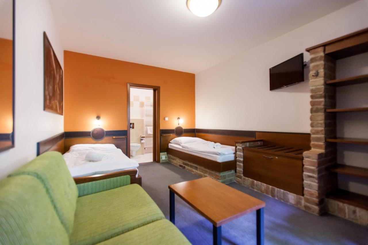 Hotel Vinar - Bed & Breakfast Kurdějov Dış mekan fotoğraf
